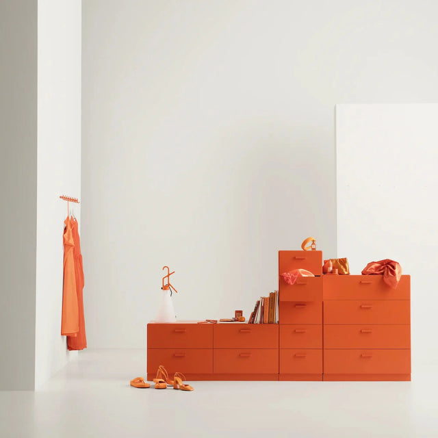 String Relief Kommoden in Orange als Kommodenkombination mit Hakenleiste an der Wand und orangefarbenen Accessoires