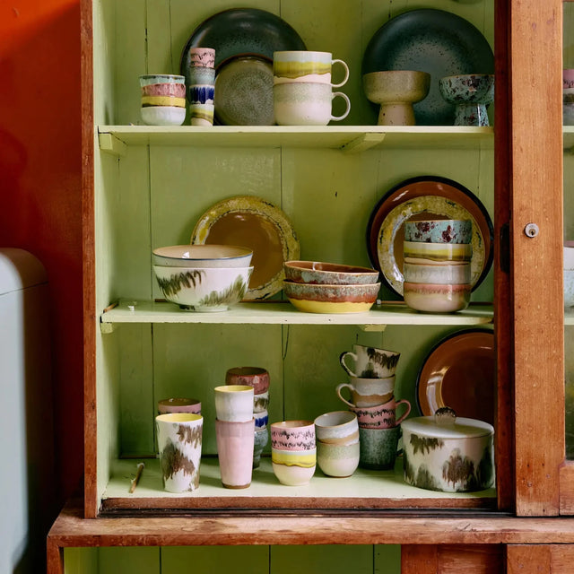 70s Ceramics Kollektion im Vitrinenschrank - HKliving