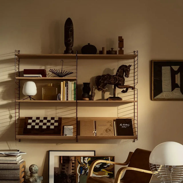 String Regal mit Wandleitern in Dunkelrot – String Furniture Regalsystem