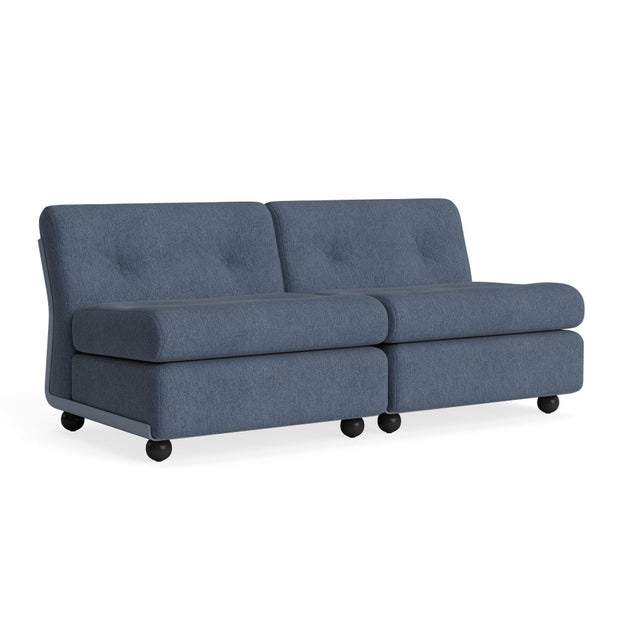 HAY Amanta 2-Sitzer Sofa, Gestell Frost Blue, Bezug Turf Blue Grey