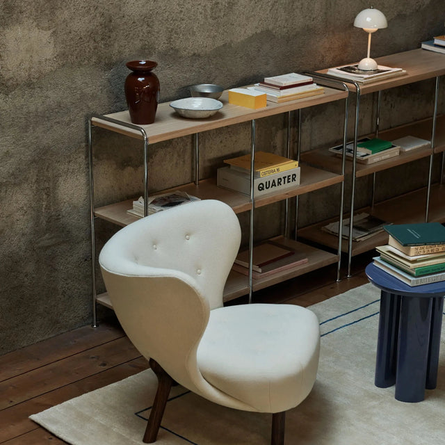 Little Petra VB1 Sessel vor Alima NDS5 Regal mit Chromgestell, Wohnzimmer-Szene mit Beistelltischen