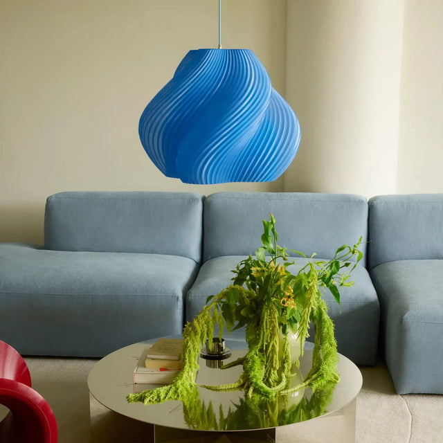 Soft Serve Pendelleuchte Mega Blueberry Sorbet im Wohnzimmer - Crème Atelier - DesignWe.Love