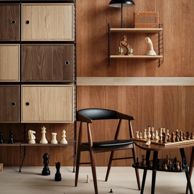 String Furniture Regalsystem Bodenleiter 2er Set Schwarz in der Einrichtung Wohnzimmer
