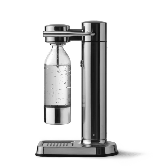 Aarke Carbonator Wassersprudler Edelstahl Seiteasicht + Flasche - DesignWe.Love