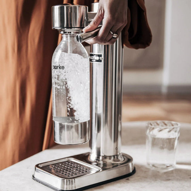 Aarke Carbonator Wassersprudler Edelstahl in Aktion - DesignWe.Love