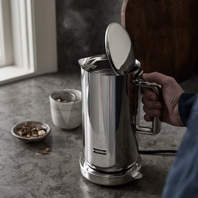 Aarke Kettle Wasserkocher auf einer Küchenarbeitsfläche im geöffneten Zustand