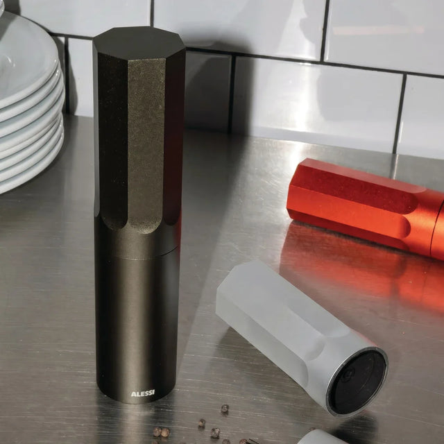 Alessi KG01 Gewürzmühle in Dark Grey, Rot und Aluminium auf Küchenarbeitsplatte