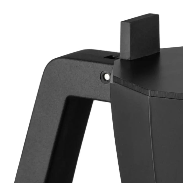Alessi Moka Espressokocher Schwarz im Küchenkontext, Detail-Aufnahme Griff