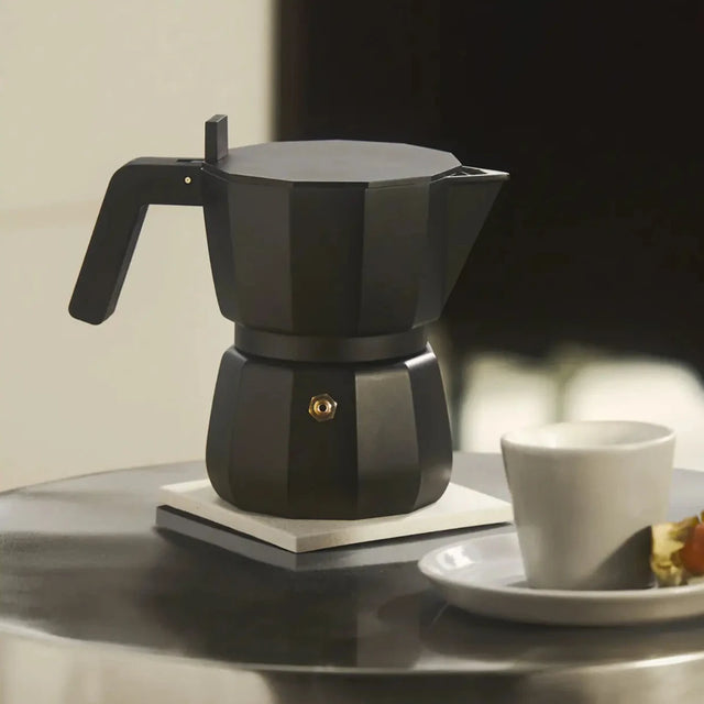 Alessi Moka Espressokocher Schwarz im Küchenkontext, Lifestyle-Aufnahme