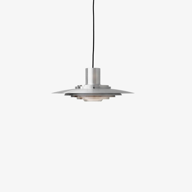 Minimalistische Design Lampe P376 KF 1 Aluminium von &Tradition – in angeschaltetem Zustand