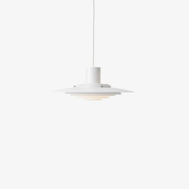 Minimalistische Design Lampe P376 Matt Weiß von &Tradition – in angeschaltetem Zustabd