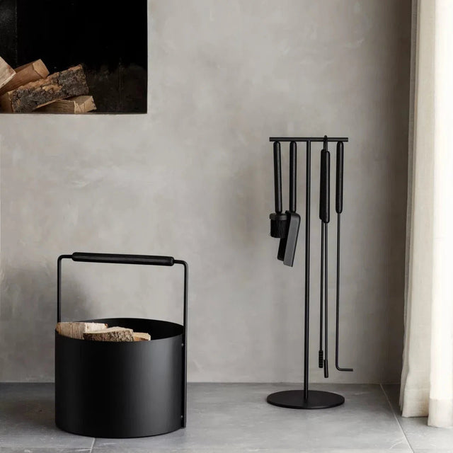 ASHI Kaminholzkorb M schwarz - Blomus - DesignWe.Love