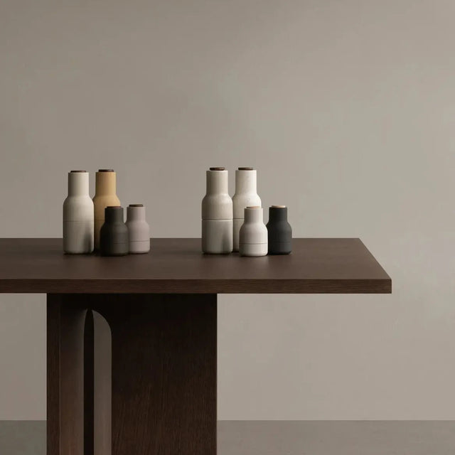 Verschiedene Varianten der Audo Bottle Grinder Gewürzmühlen auf dem Androgyne Dining Table
