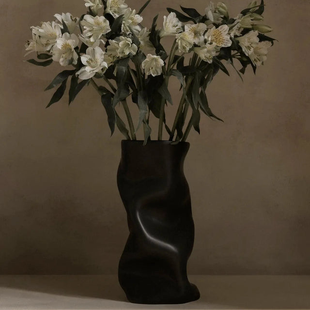 Audo Collapse Vase 30cm aus schwarzer Keramik von Sofia Tufvasson in der Nahaufnahme vor dunklem Hintergrund