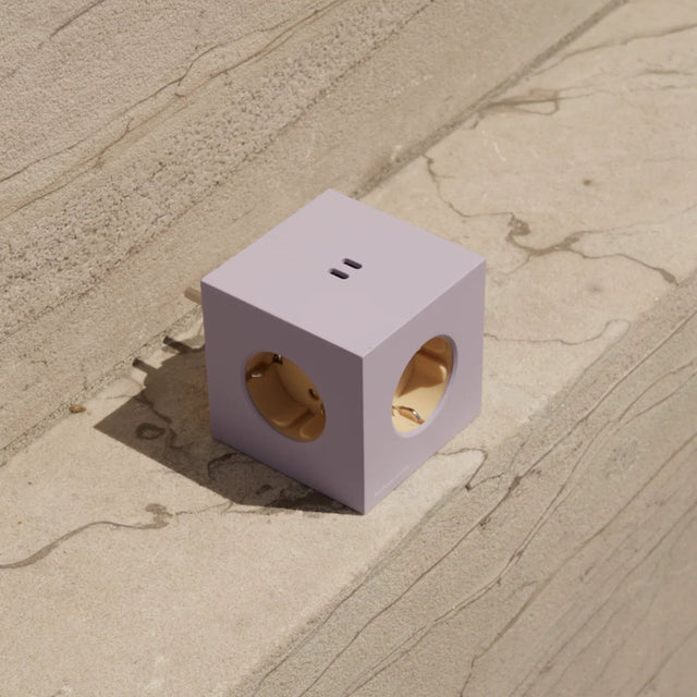 Avolt Square 2 Lavender Glow Bauhaus Archiv Steckdosenleiste USBC - DesignWe.Love