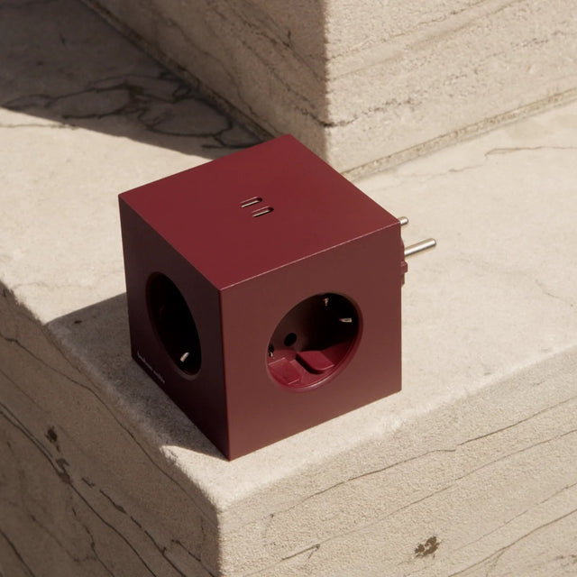 Avolt Square 2 Mulberry Red Bauhaus Archiv Steckdosenleiste USBC - DesignWe.Love