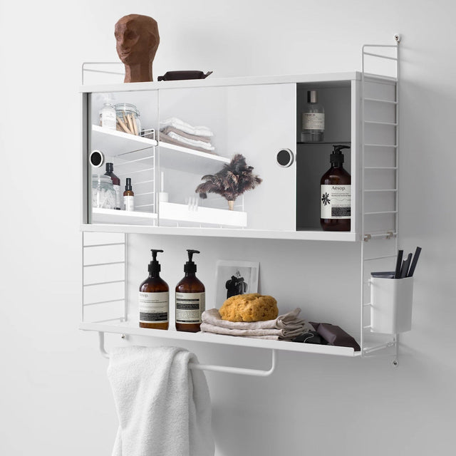 Badezimmer Wandregal Set mit Spiegel weiss - String Furniture - DesignWe.Love