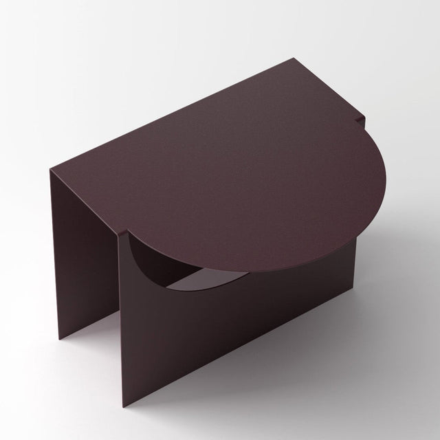 Aesthek Apartment Beistelltisch Aubergine am Sofa – made in Germany