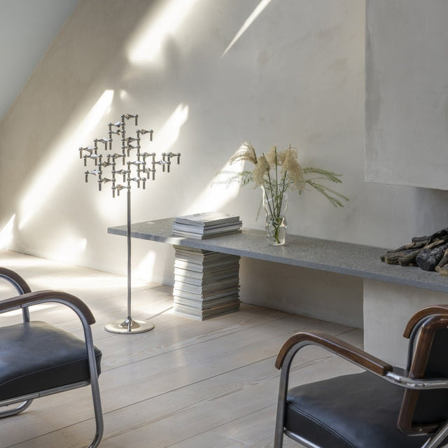 Bodenständer für Kerzenhalter Chrom als Skulptur im Wohnzimmer - Stoff Nagel - DesignWe.Love