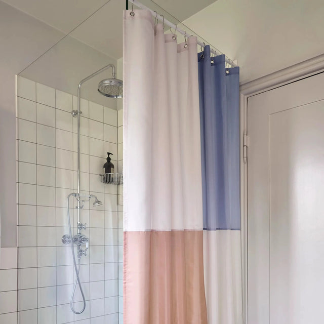 HAY Duschvorhang Pivot in Blau – Lifestyle-Aufnahme in der Dusche