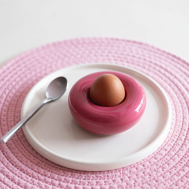 Eierbecher Set Keramik rosa – organische Form auf weißem Teller
