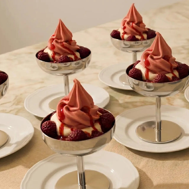 4er Set Eisbecher Chrom-Edelstahl auf Fuß mit Himbeereis und frischen Himbeeren auf Marmortisch
