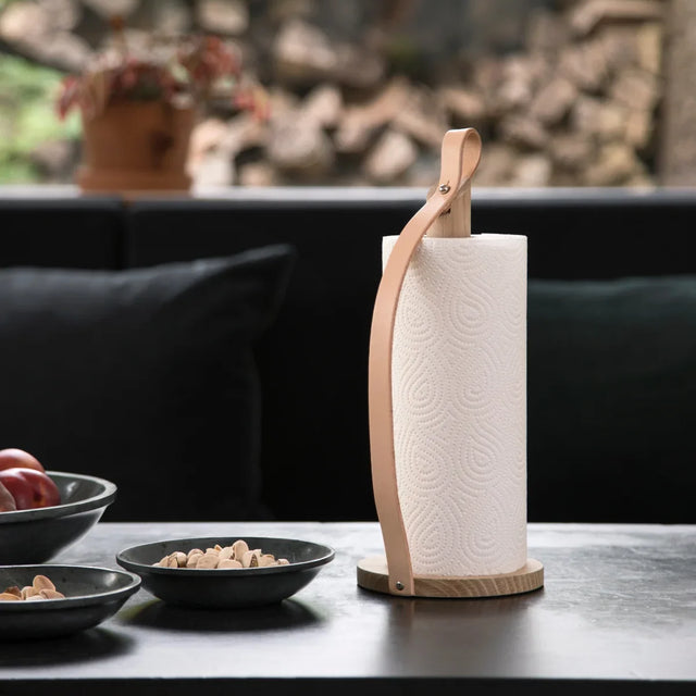Hands On Küchenrollenhalter aus Holz und Leder Natur Big von EKTA Living im Wohnraum