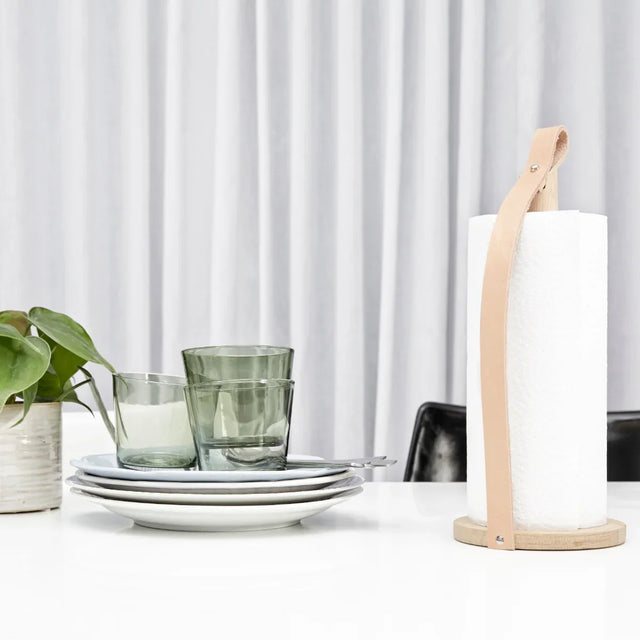 Hands On Küchenrollenhalter aus Holz und Leder Natur Standard von EKTA Living im Wohnraum