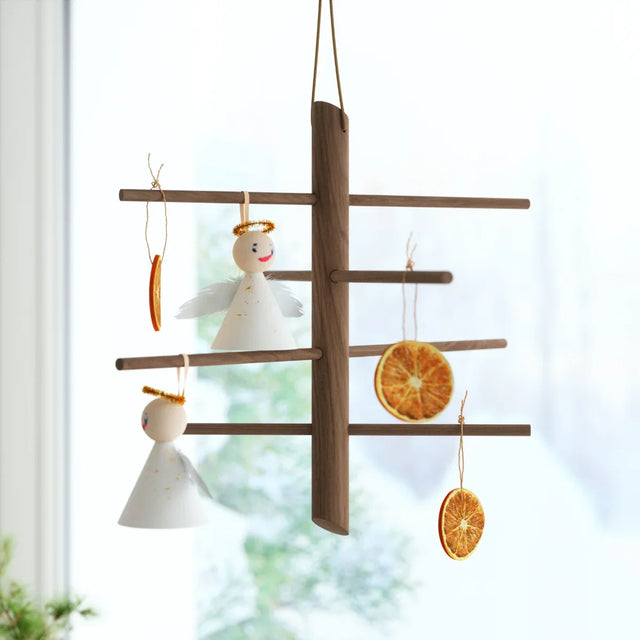 Hanging Sticks Weihnachtsbaum zum Aufhängen aus Eiche Geräuchert von EKTA Living im Wohnraum