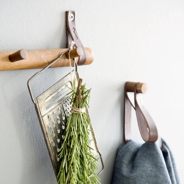 Rack Wandgarderobe aus Eiche und Leder 4 Dot Geölt von EKTA Living im Wohnraum