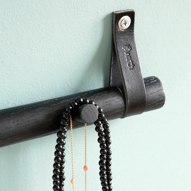 Rack Wandgarderobe aus Eiche und Leder 4 Dot Schwarz von EKTA Living im Wohnraum