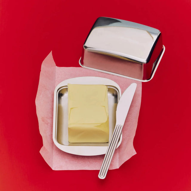 HAY Essential Steel Butterdose Edelstahl auf gedecktem Frühstückstisch