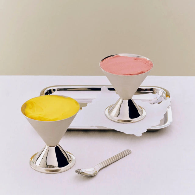 HAY Essential Steel Eisbecher Edelstahl mit Eiscreme serviert auf dem Essential Steel Tablett