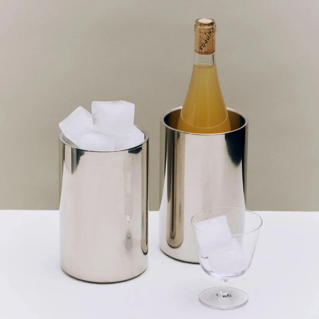 HAY Essential Steel Weinkühler Edelstahl - Zwei Weinkühler auf gedecktem Tisch mit Eis und einer Flasche