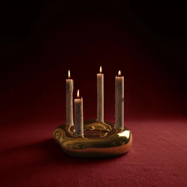 ferm LIVING Bellure Ring Adventskranz Brass mit vier brennenden Kerzen