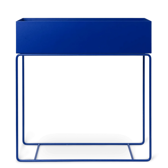 ferm LIVING Plant Box in Bright Blue – Blumenkasten aus Metall mit Füßen