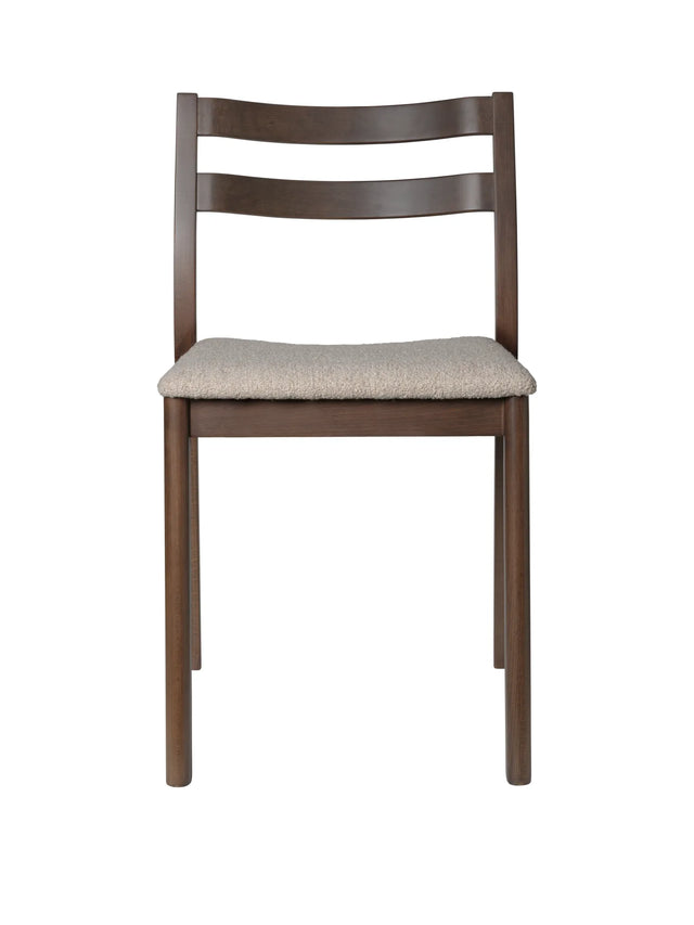 ferm LIVING Boda Esszimmerstuhl Buche dunkel gebeizt mit Sitzpolster Soft Bouclé Natural – stapelbarer Holzstuhl