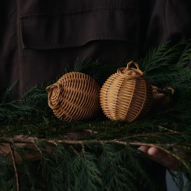 ferm LIVING Braided Rattan-Kugeln an Tannenzweigen