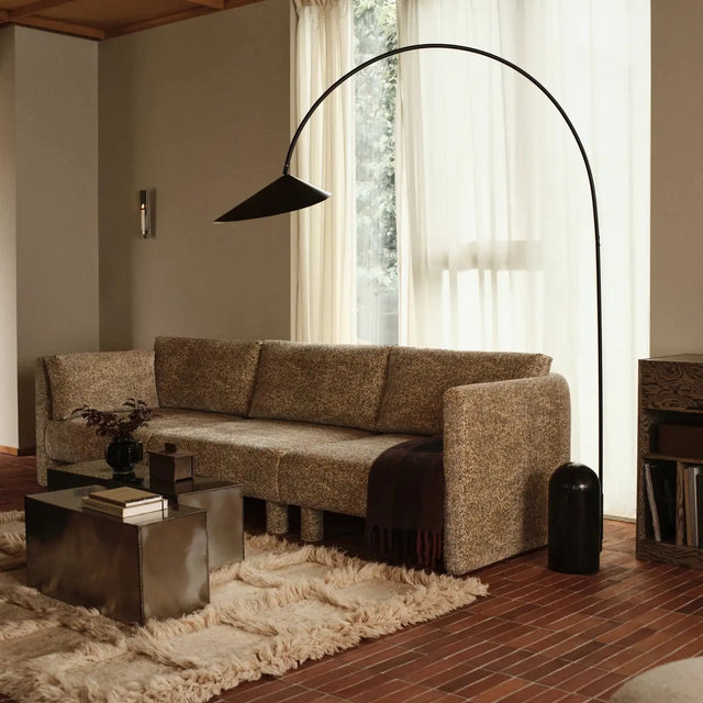 ferm LIVING Dase Samtsofa mit Couchtisch im Wohnraum