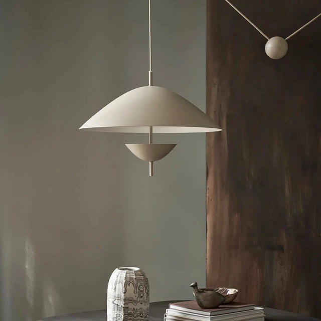 ferm LIVING Lod Pendelleuchte Cashmere über dem Esstisch