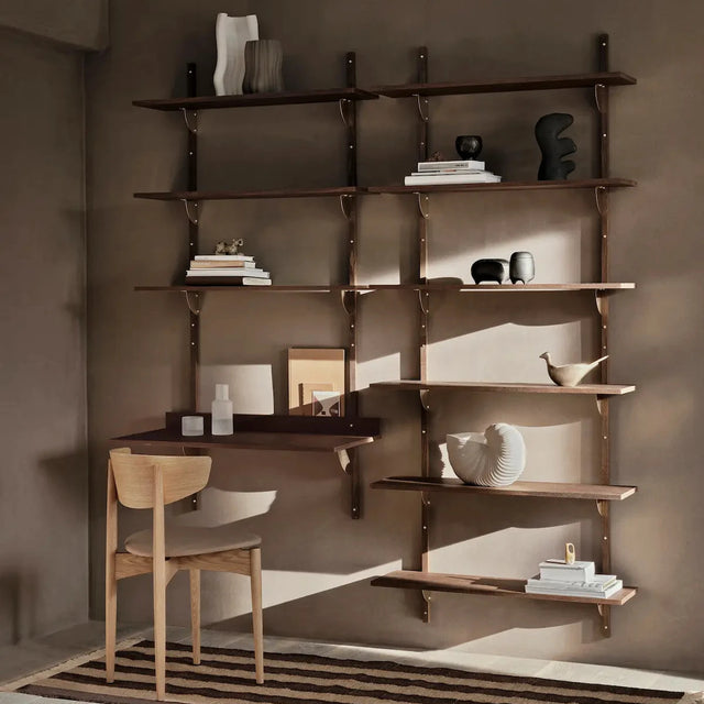 Wandschreibtisch aus geräucherter Eiche mit Messing installiert als Wandsystem ferm LIVING Sector Desk