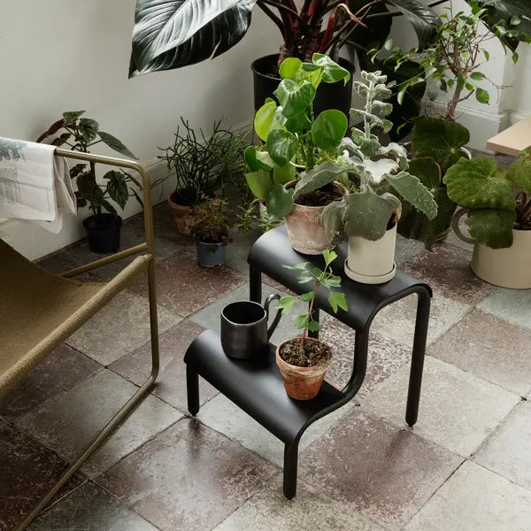 Blumenbank Up Step Stool Schwarz – ferm LIVING, pulverbeschichtetes Metall, minimalistisches Design