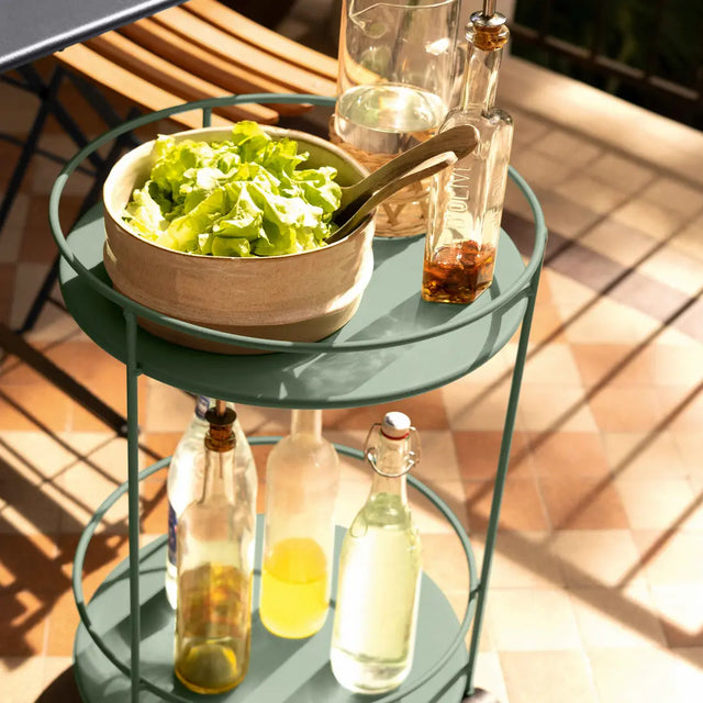 Fermob Guinguette Servierwagen Cactus mit Salatschüssel und Getränkeflaschen - Fermob