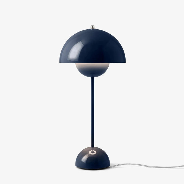 Flowerpot VP3 Tischleuchte Steel Blue – Sonderfarbe zum 100. Geburtstag von Verner Panton – &Tradition – DesignWe.Love