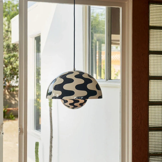 Flowerpot VP7 Pendelleuchte mit Muster am Fenster – Verner Panton für &Tradition