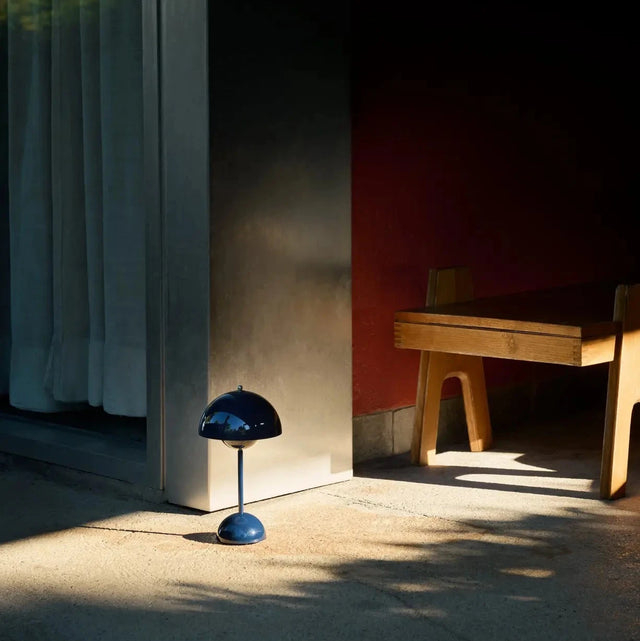 Flowerpot VP9 Akkuleuchte Steel Blue – Sonderfarbe zum 100. Geburtstag von Verner Panton – Dekobeispiel auf dem Fußboden
