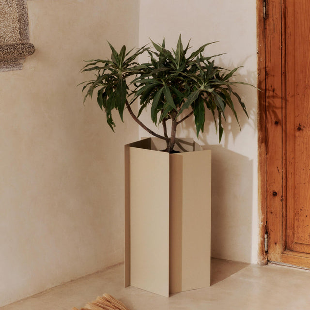 Fragma Blumentopf Large H49 Cashmere - ferm Living - DesignWe.Love