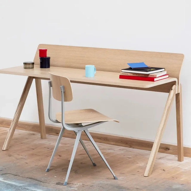 HAY Result Chair Eiche natur, Gestell Stahl beige mit Schreibtisch