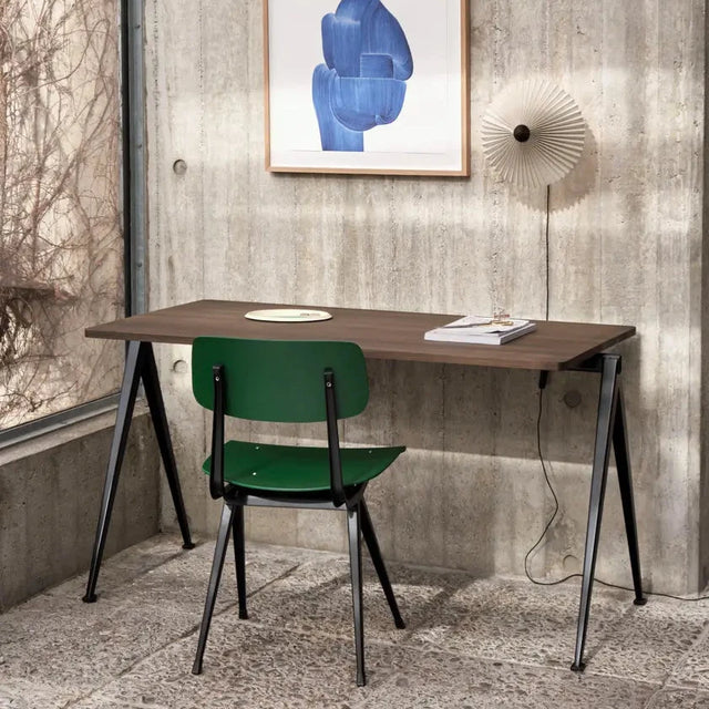 HAY Result Chair Eiche dunkelgrün lackiert, Gestell Stahl schwarz am Schreibtisch