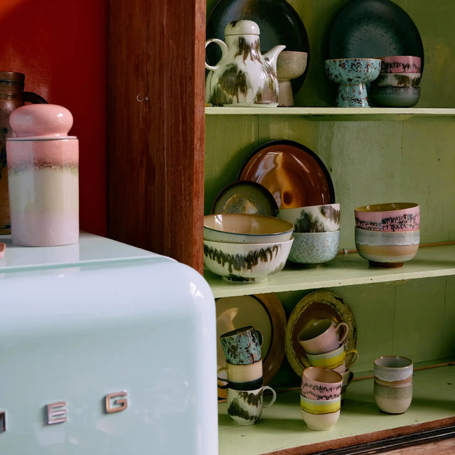 HK Living 70s Ceramics Café Becher Abstract 4er Set – dekoriert im Küchenschrank